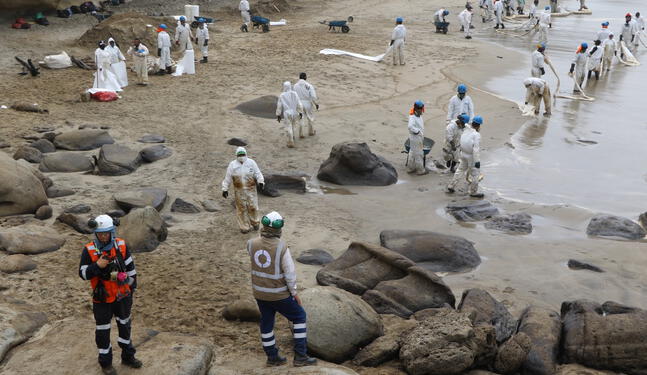 Petroperú compensará a pescadores por derrame de crudo en Talara
