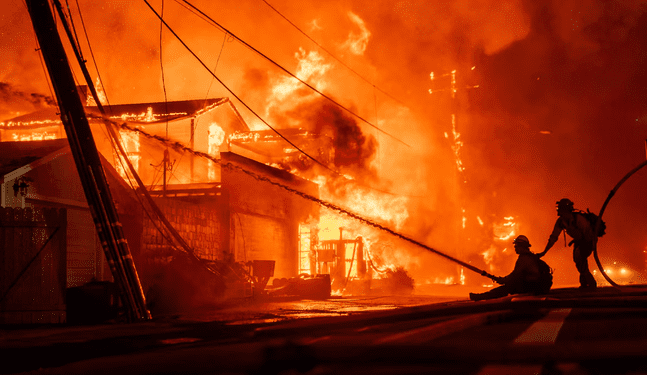 Cinco muertos y miles de evacuados por incendios en Los Ángeles
