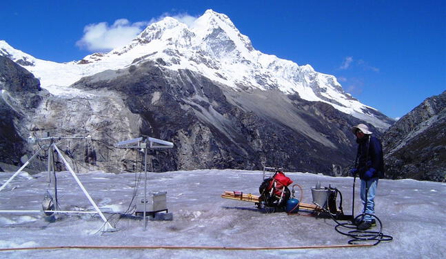 Áncash: Especialistas estudian glaciar para evaluar cambio climático