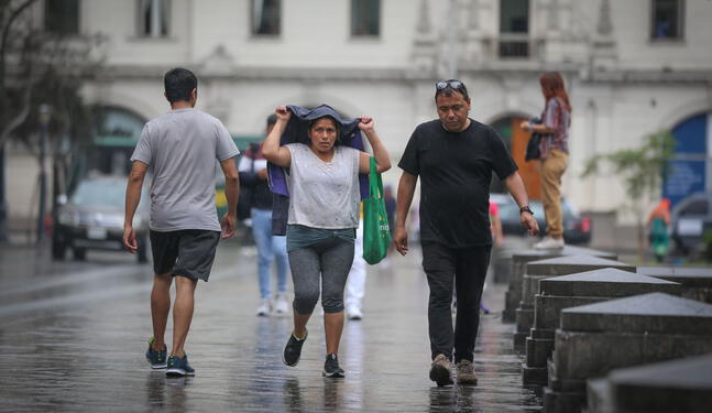 Intensa lluvia sorprende a la población en varios distritos de Lima