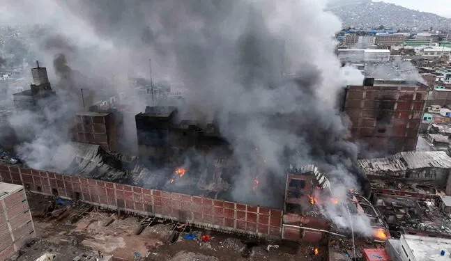 Humo tóxico de incendio afecta a El Agustino y SJL