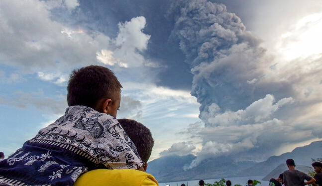 Erupción de volcán causa estragos y mucho temor en Indonesia