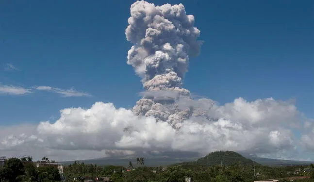 Filipinas en alerta por erupción de volcán Kanlaon