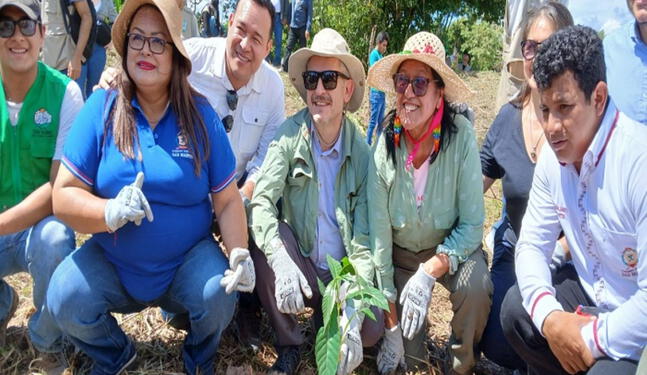 Embajador de la UE siembra “Árbol de la Esperanza” por el medioambiente