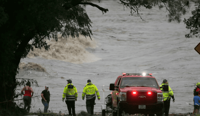 EE.UU.: Lluvias complican recuperación de víctimas de inundaciones