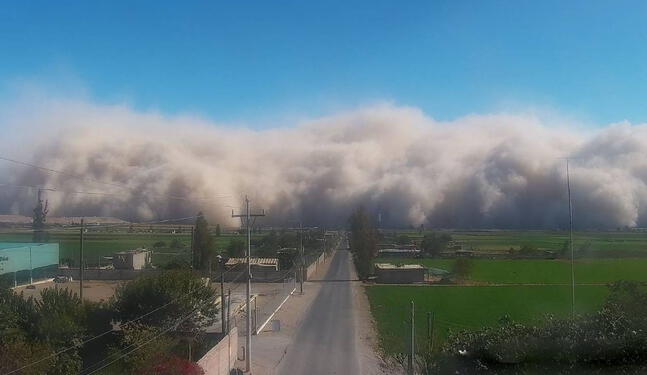 Perú: Tormenta de arena y fuertes vientos golpean regiones del país