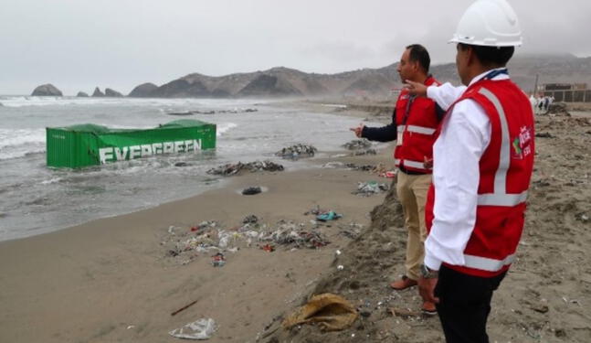 Constatan daños ecológicos tras caída de contenedores en mar del Callao