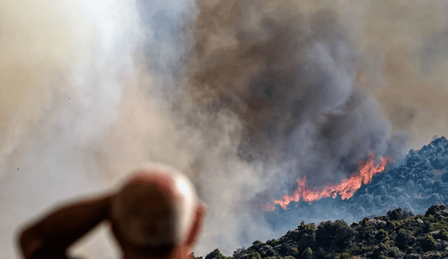 España evacúa a más de 1.000 personas por incendios forestales