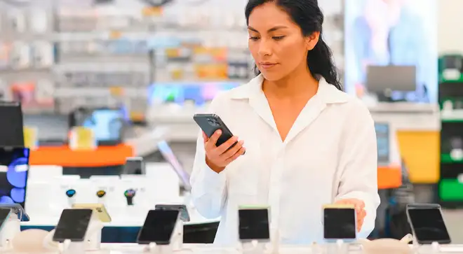 5 pasos que debes seguir antes de comprar un celular para evitar fraudes y bloqueos