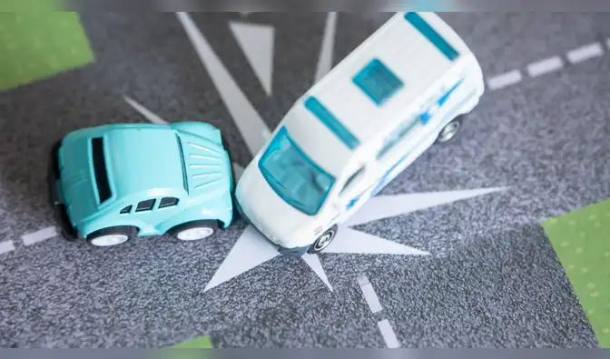 Conductores distraídos por el celular representan un riesgo constante para ellos y otros usuarios de la vía.  