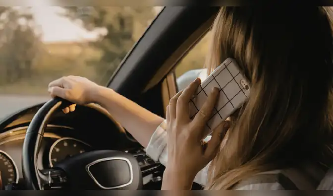 El uso del celular al volante se ha normalizado entre jóvenes, convirtiéndose en un riesgo invisible en las calles de Lima.  