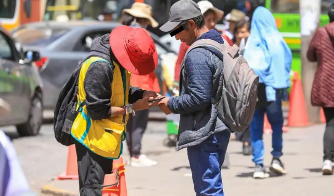 Compra de chips en la vía pública en Perú podría estar relacionada con redes de extorsión.