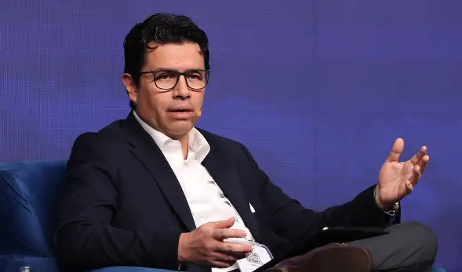 Iván López, vicepresidente de Ingeniería de Valor de BHP, destacó el potencial de la inteligencia artificial para optimizar procesos en la industria. Iván López, vicepresidente de Ingeniería de Valor de BHP, destacó el potencial de la inteligencia artificial para optimizar procesos en la industria.