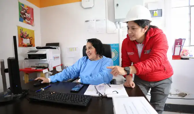 La conectividad rural se fortalece con infraestructura digital y capacitación para niñas, mujeres y familias peruanas.