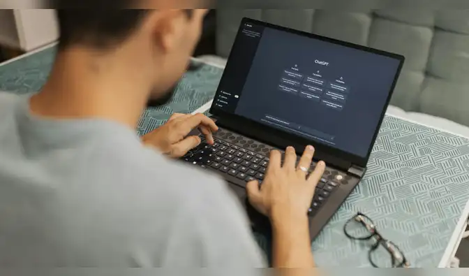 ChatGPT restringirá contenidos sensibles como violencia gráfica, autolesiones y contenido sexual explícito.