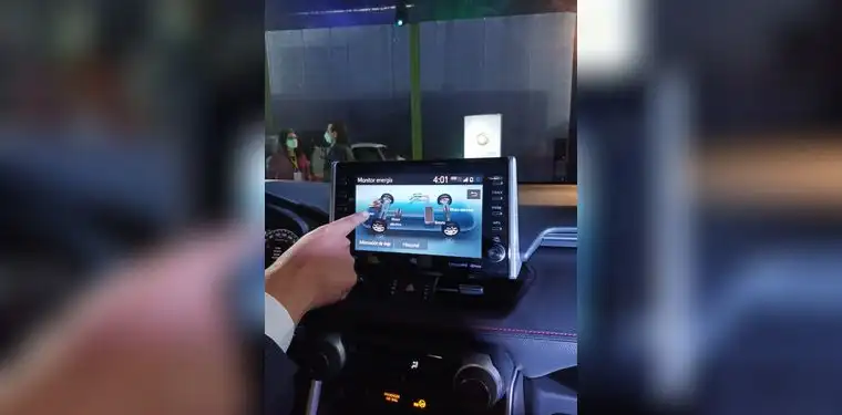 David Caro explicando cómo funciona los vehículos híbridos enchufables en la exhibición de ElectroTransporte.   