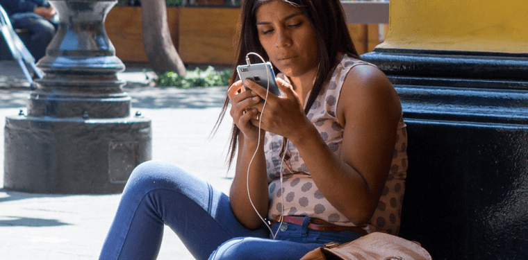 En zonas rurales del Perú, el internet móvil es la principal vía de conexión, pero su baja velocidad y poca estabilidad limitan el acceso a servicios esenciales.   