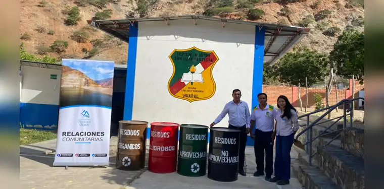  <em>Entrega de depósitos para la segregación de residuos a la I.E. San Juan Bautista de Huabal, San Felipe. Fuente: Difusión.</em>    