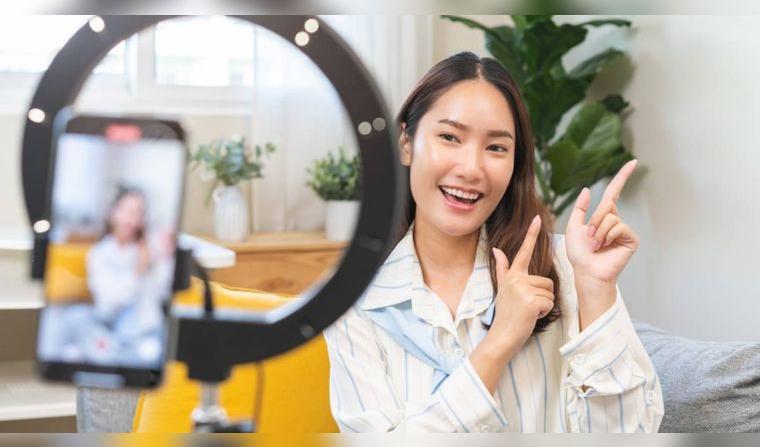 Incluir blogs, videos y podcasts permite crear contenido relevante que atrae y retiene a la audiencia. Fuente: Shutterstock.  