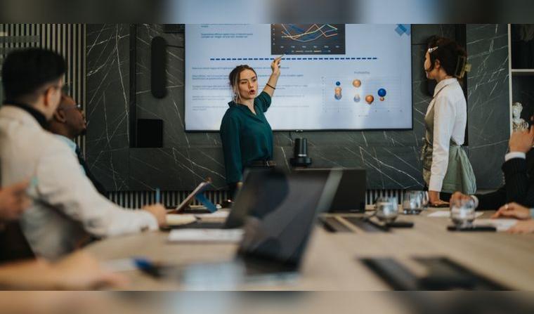  La formalización de contratos y la correcta gestión de beneficios son fundamentales para proteger los derechos de los trabajadores. Fuente: Shutterstock.  