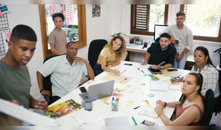 Las reuniones en equipo facilitan el diálogo entre todos los colaboradores. Fuente: Envato.  