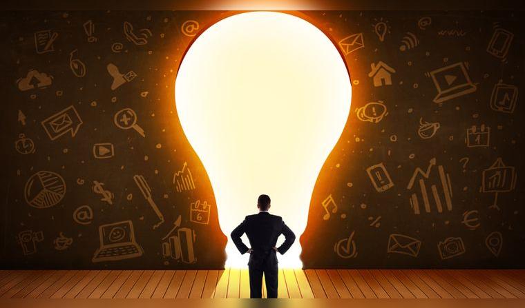 Capacitarse en áreas como marketing digital y atención al cliente es esencial para emprender. Fuente: Envato.  