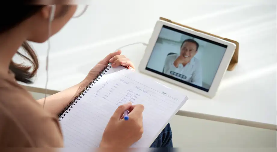 Estudiar un posgrado online: la alternativa moderna para profesionales que buscan crecer académicamente